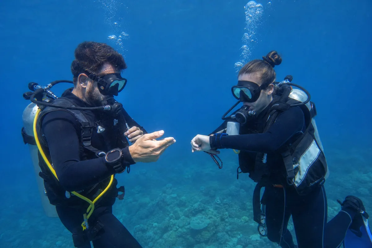 Taucher während einer Open-Water-Ausbildung