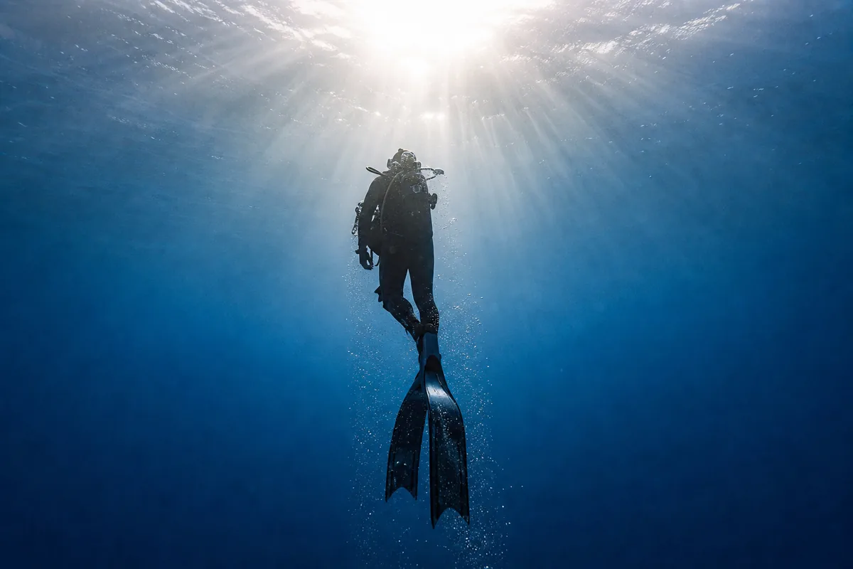 Taucher während einer Scuba-Ausbildung