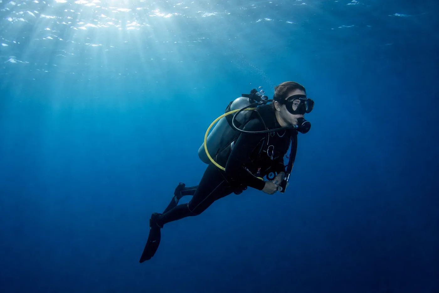 Gerätetaucher im blauen Freiwasser